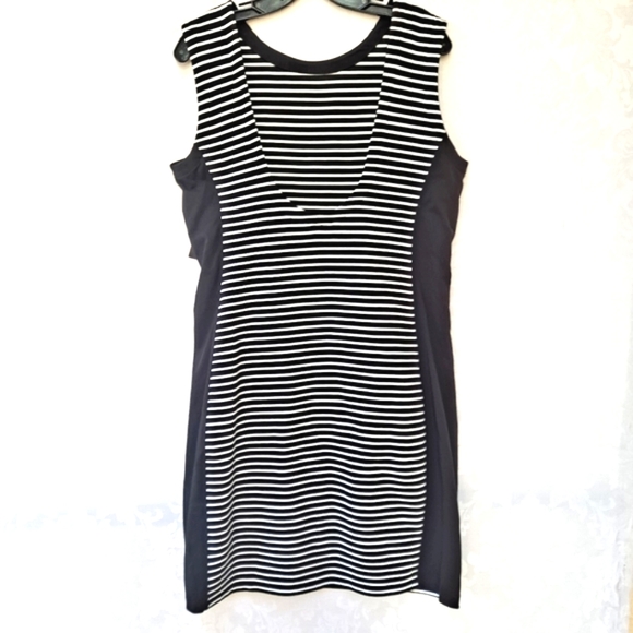 Athleta Mala Black White Scoop Back Sleeveless Tank Dress szL - Picture 9 of 10